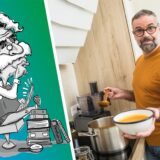 Ein Mann hält einen Teller Suppe in der Hand.