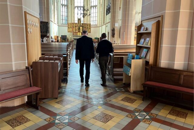 Der schwarze Pfarrer (r) der St. Vitus-Pfarrei geht zusammen mit Weihbischof Rolf Lohmann durch die St. Martinus-Kirche. Der Pfarrer beklagte in einer Pressekonferenz rassistische Anfeindungen und Beschimpfungen. Weihbischof Lohmann und der Münsteraner Bischof F. Genn sicherten dem Geistlichen volle Unterstützung und Rückhalt zu.