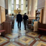 Der schwarze Pfarrer (r) der St. Vitus-Pfarrei geht zusammen mit Weihbischof Rolf Lohmann durch die St. Martinus-Kirche. Der Pfarrer beklagte in einer Pressekonferenz rassistische Anfeindungen und Beschimpfungen. Weihbischof Lohmann und der Münsteraner Bischof F. Genn sicherten dem Geistlichen volle Unterstützung und Rückhalt zu.