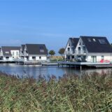 Vorne Auto, hinten Boot: Direkt am Wasser gebaute Häuser gibt es in Harlesiel in Niedersachsen. In der Wasserstadt Aden kann so aber nicht gebaut werden.