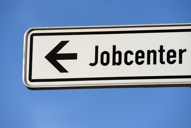 Ein Hinweisschild zum Jobcenter
