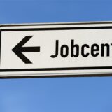 Ein Hinweisschild zum Jobcenter