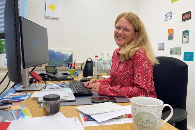 Jugendamtsleiterin Kirsten Wietoska sitzt in ihrem Büro im Hertener Rathaus an ihrem Schreibtisch.