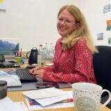 Jugendamtsleiterin Kirsten Wietoska sitzt in ihrem Büro im Hertener Rathaus an ihrem Schreibtisch.