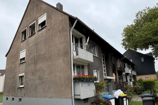Jennifer Sievert steht vor dem Brandhaus in der Karolinenstraße in Lütgendortmund.
