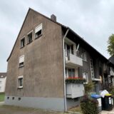 Jennifer Sievert steht vor dem Brandhaus in der Karolinenstraße in Lütgendortmund.