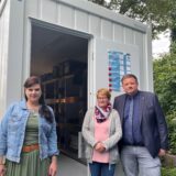Tina Uhländer, Simone van Meerbeck und Bürgermeister Andreas Stegemann  vor der neuen Streuner-Station