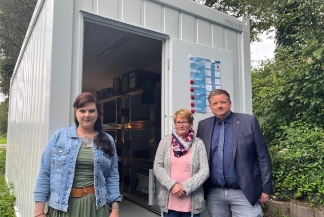 Tina Uhländer, Simone van Meerbeck und Bürgermeister Andreas Stegemann  vor der neuen Streuner-Station