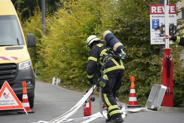 Ein Feuerwehrmann verrichtet seine Arbeit beim Gas-Einsatz in Dortmund.