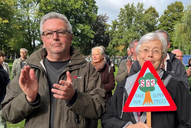 Demonstranten mit Schild