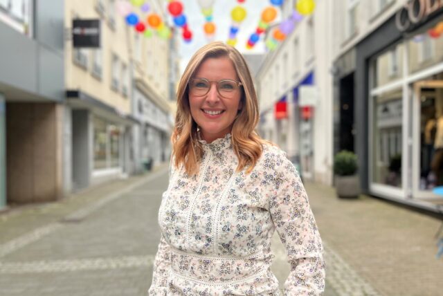Brautstylistin Leonie Aschenbach steht in der Großen Geldstraße in Recklinghausen.