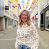 Brautstylistin Leonie Aschenbach steht in der Großen Geldstraße in Recklinghausen.