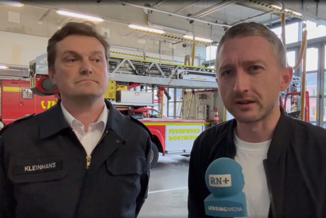 Philipp Pohl spricht mit Matthias Kleinhans in Dortmund.
