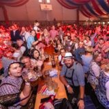 Besucher feiern beim Dortmunder Oktoberfest im Revierpark Wischlingen.