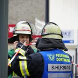 Zwei Feuerwehrleute sprechen in Dortmund miteinander.