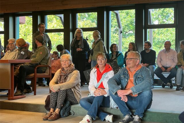 Zuhörer im Sitzungssaal des Rathauses
