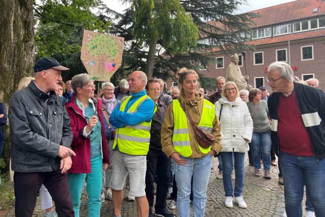 Demonstranten vor dem Rathaus