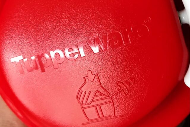 Der Schriftzug «Tupperware» ist auf dem Deckel eines Zwiebelschneiders zu sehen.
