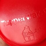 Der Schriftzug «Tupperware» ist auf dem Deckel eines Zwiebelschneiders zu sehen.