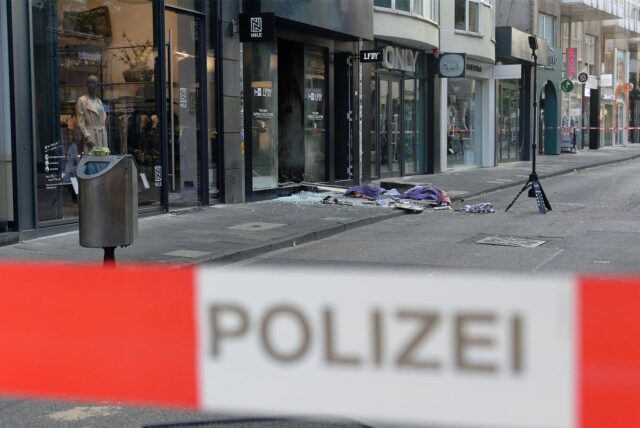 Explosion am Modegeschäft „LFDY“ in der Kölner Ehrenstraße.