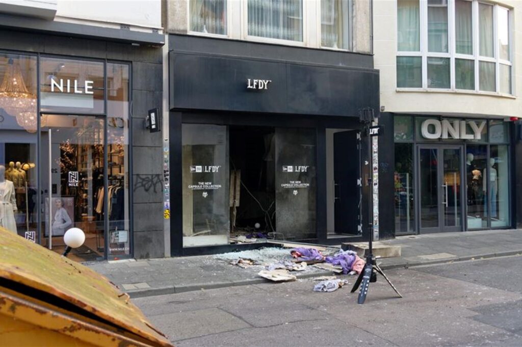 Scherben und Kleidungstücke liegen vor einem Geschäft in der Ehrenstraße in Köln. Am frühen Mittwochmorgen hatte es in der Kölner Innenstadt erneut eine Explosion gegeben. Scherben und Kleidungstücke liegen vor einem Geschäft in der Ehrenstraße in Köln. Am frühen Mittwochmorgen hatte es in der Kölner Innenstadt erneut eine Explosion gegeben.