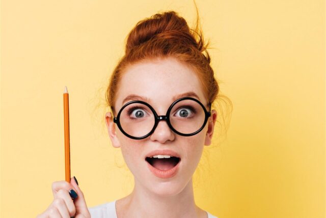 Neugierige Frau mit Brille und Bleistift
