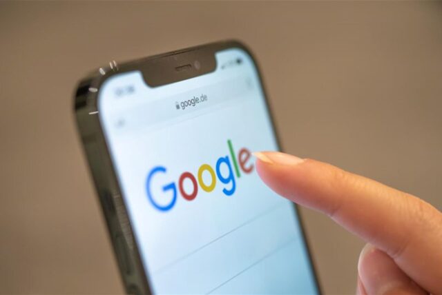 Ein Smartphone, auf dem die Google-Startseite geöffnet ist.