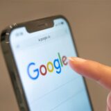 Ein Smartphone, auf dem die Google-Startseite geöffnet ist.
