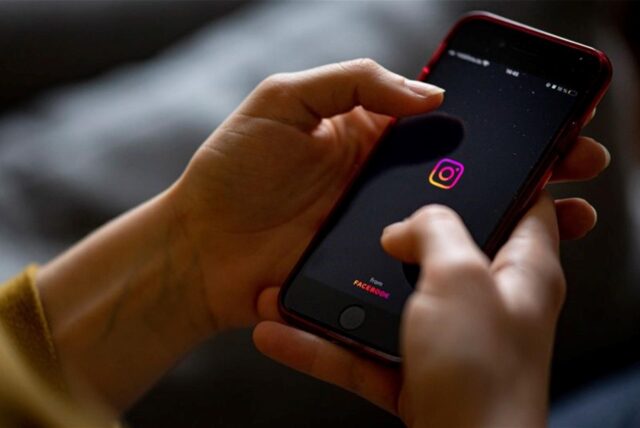 Ein Instagram-Logo ist bei Nutzung der App auf einem Smartphone zu sehen.