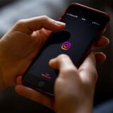Ein Instagram-Logo ist bei Nutzung der App auf einem Smartphone zu sehen.