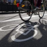 Ein Fahrrad fährt über Asphalt mit einer Fahrradweg-Markierung