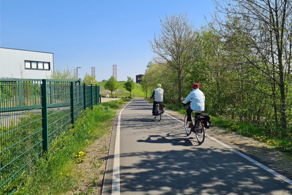 Zwei Fahrradfahrer nutzen den neuen Radweg über die alte Lothringen-Trasse. Zwei Fahrradfahrer nutzen den neuen Radweg über die alte Lothringen-Trasse.