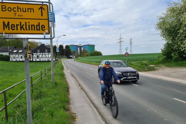 Ein Fahrradfahrer wird auf dem Bövinghauser Hellweg zwischen Merklinde und Bochum Gerthe von einem Auto überholt.