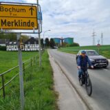 Ein Fahrradfahrer wird auf dem Bövinghauser Hellweg zwischen Merklinde und Bochum Gerthe von einem Auto überholt.