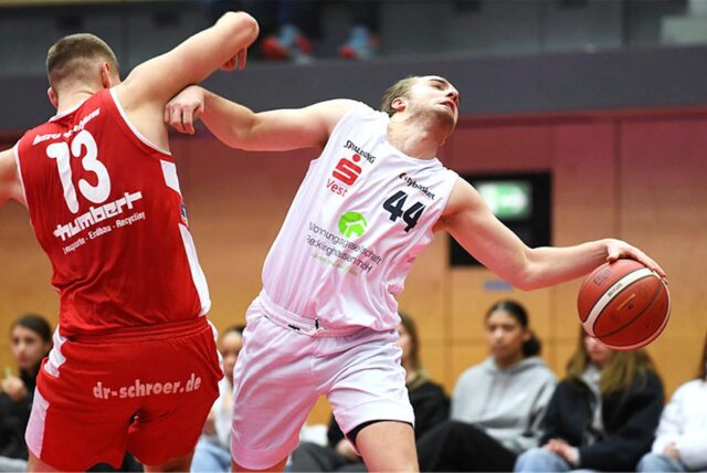 Lennard Kaprolat (Citybasket Recklinghausen) im Zweikampf