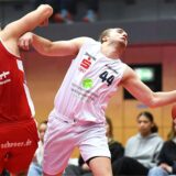 Lennard Kaprolat (Citybasket Recklinghausen) im Zweikampf