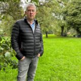 Burkhard Gräfenkämper steht auf seinem Grundstück in Dortmund.
