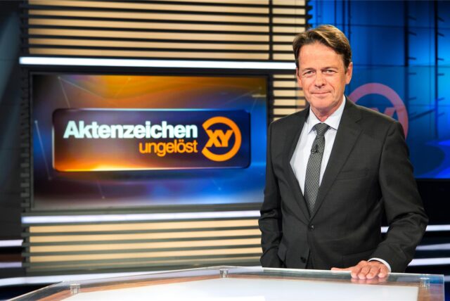 ZDF-Moderator Rudi Cerne steht im Studio der Sendung „Aktenzeichen XY… ungelöst“.