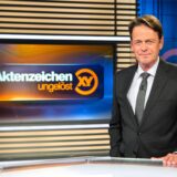 ZDF-Moderator Rudi Cerne steht im Studio der Sendung „Aktenzeichen XY… ungelöst“.