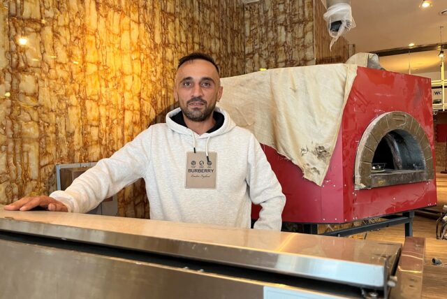 Feyyat Özdemir steht im Recklinghäuser Restaurant „Maroush“.