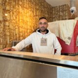 Feyyat Özdemir steht im Recklinghäuser Restaurant „Maroush“.