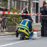 Polizisten im Einsatz vor dem Bochumer Café, nachdem bei einem Angriff mit einer säurehaltigen Flüssigkeit im Außenbereich des Cafés mehrere Personen verletzt wurden.