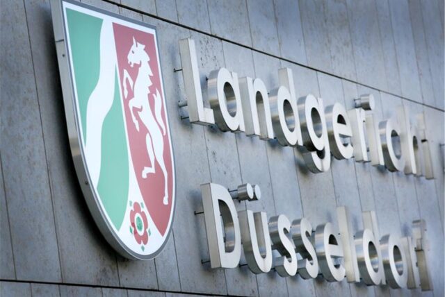 Die Aufschrift «Landgericht Düsseldorf» steht am Gebäude des Landgerichts.