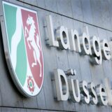 Die Aufschrift «Landgericht Düsseldorf» steht am Gebäude des Landgerichts.