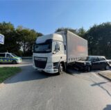 Unfall zwischen Lkw und Pkw