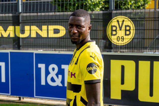 BVB-Profi Serhou Guirassy präsentiert das Trikot mit dem neuen Ärmel-Sponsor Pluto TV.