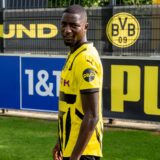 BVB-Profi Serhou Guirassy präsentiert das Trikot mit dem neuen Ärmel-Sponsor Pluto TV.