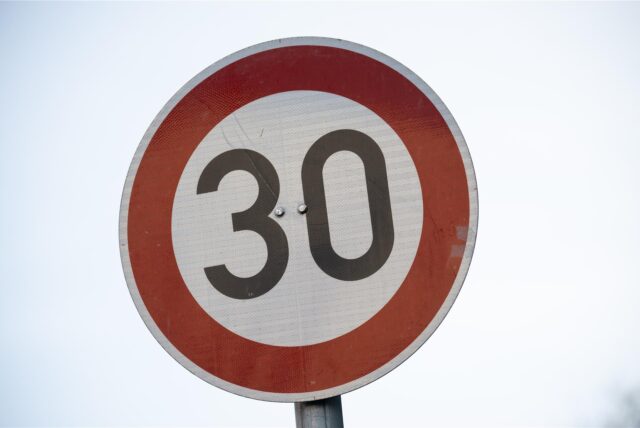 Ein Tempo-30-Schild.