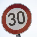 Ein Tempo-30-Schild.