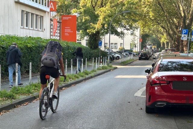 Im Kreuzviertel – hier die Sonnenstraße – ist die Parkplatzsuche sowieso nicht leicht. Nun soll zudem noch eine große Anzahl von Parkplätzen verschwinden